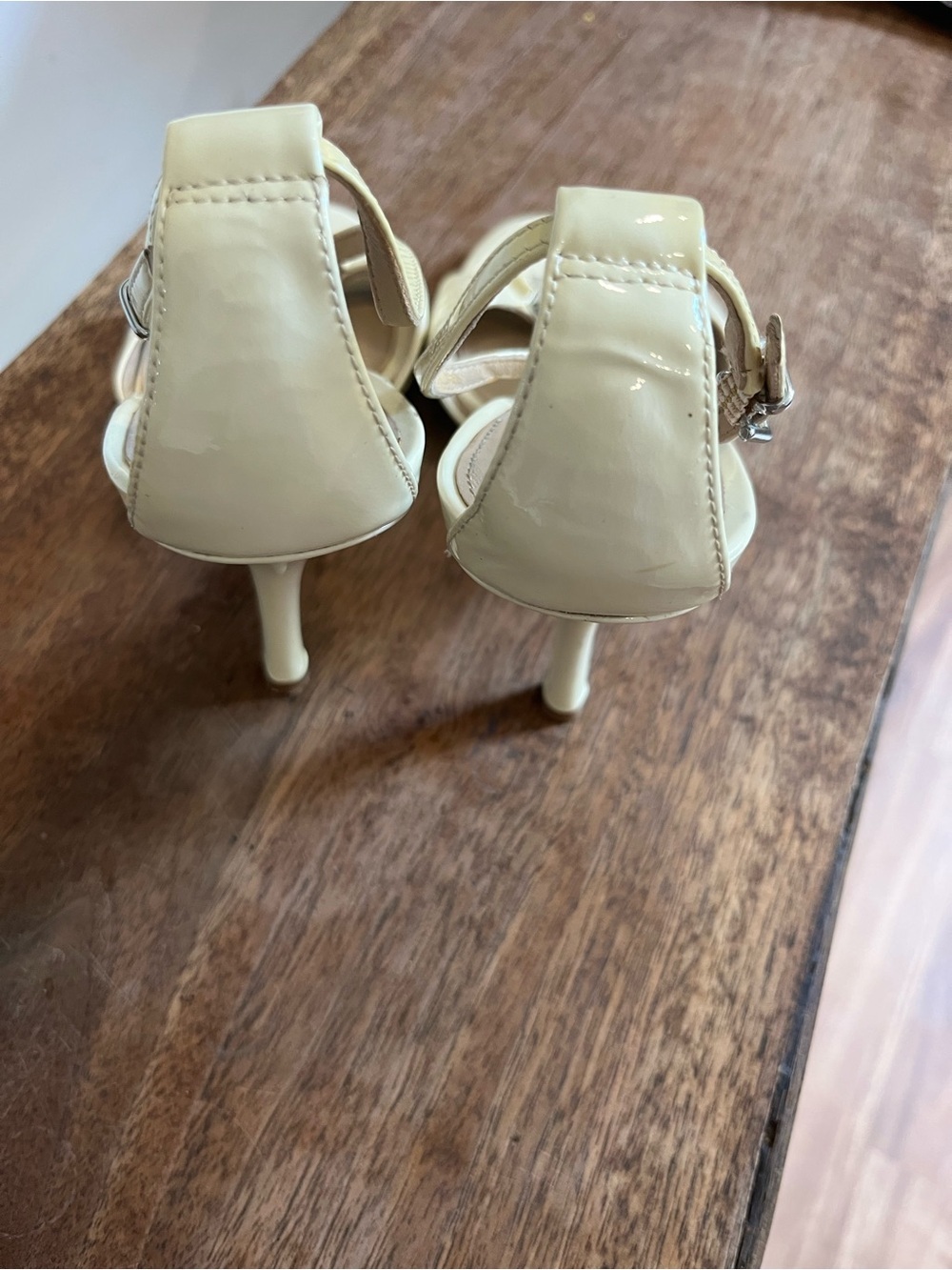 Via Spiga Ivory Patent Leather Metal T-Strap Heels 7 - Picture 4 of 8